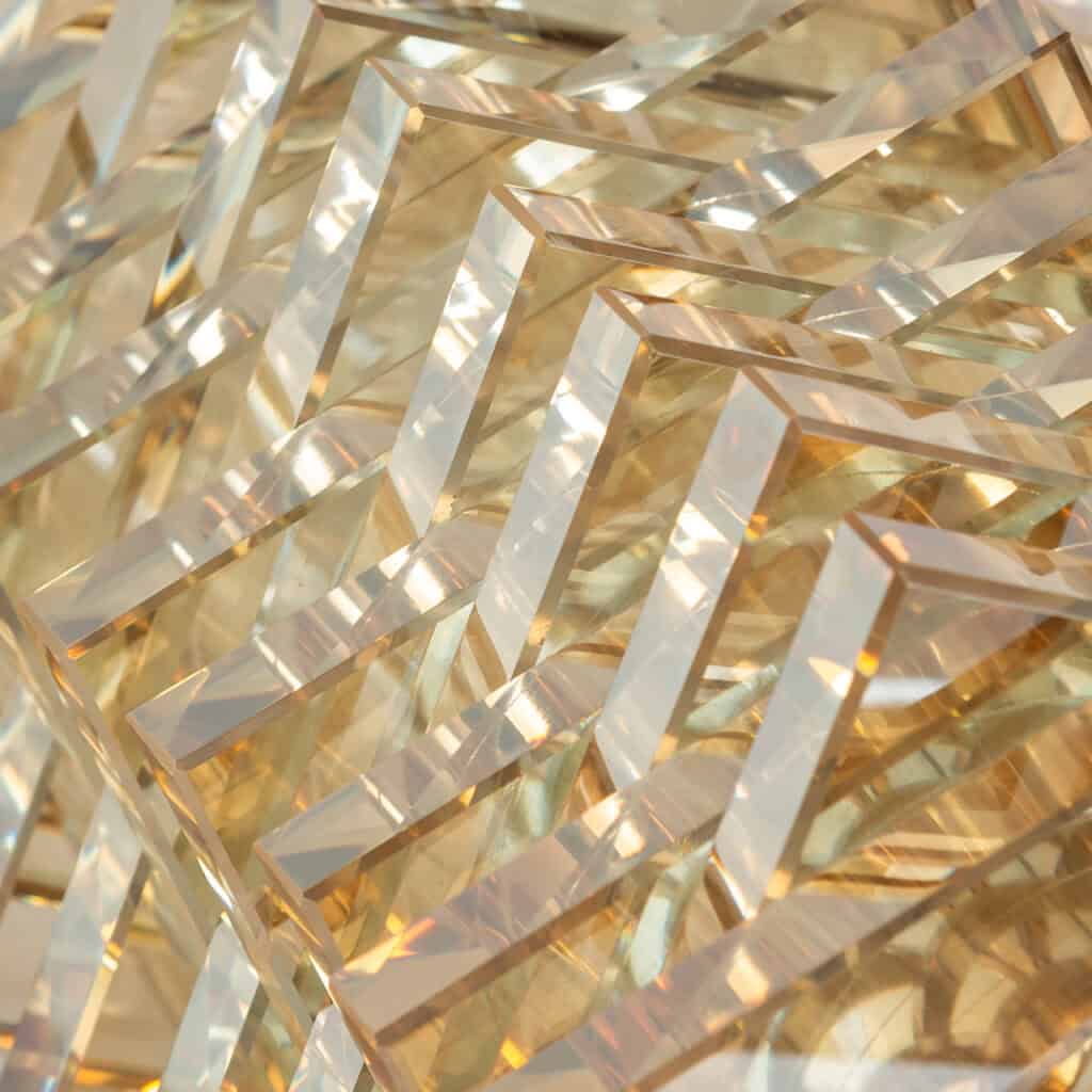 Éléments décoratifs en verre dans un intérieur luxueux.