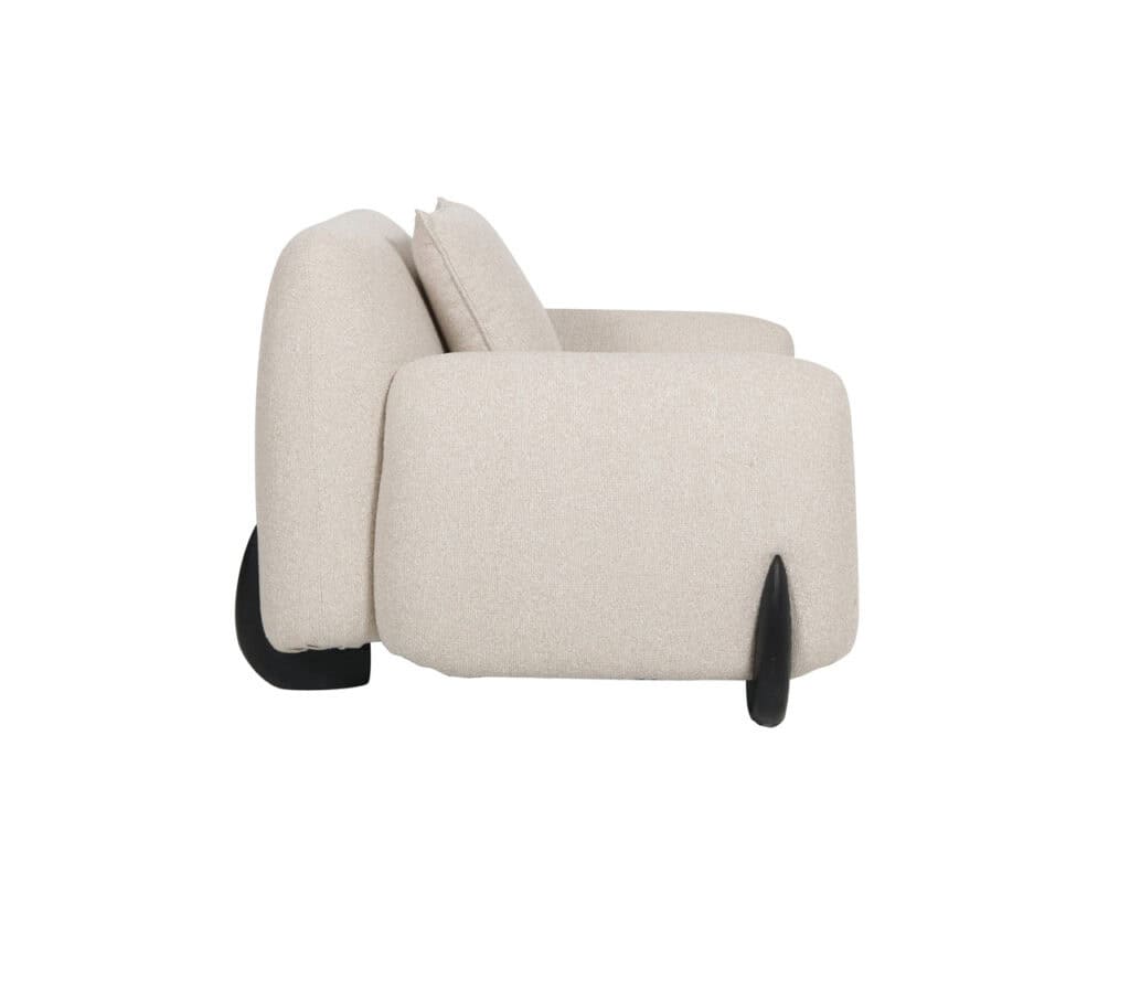 Moderner Loungesessel Godiva aus hellem Stoff mit schwarzem Gestell.