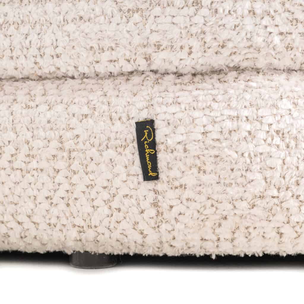 Pouf Camile en tissu couleur crème, avec l'étiquette Richmond.