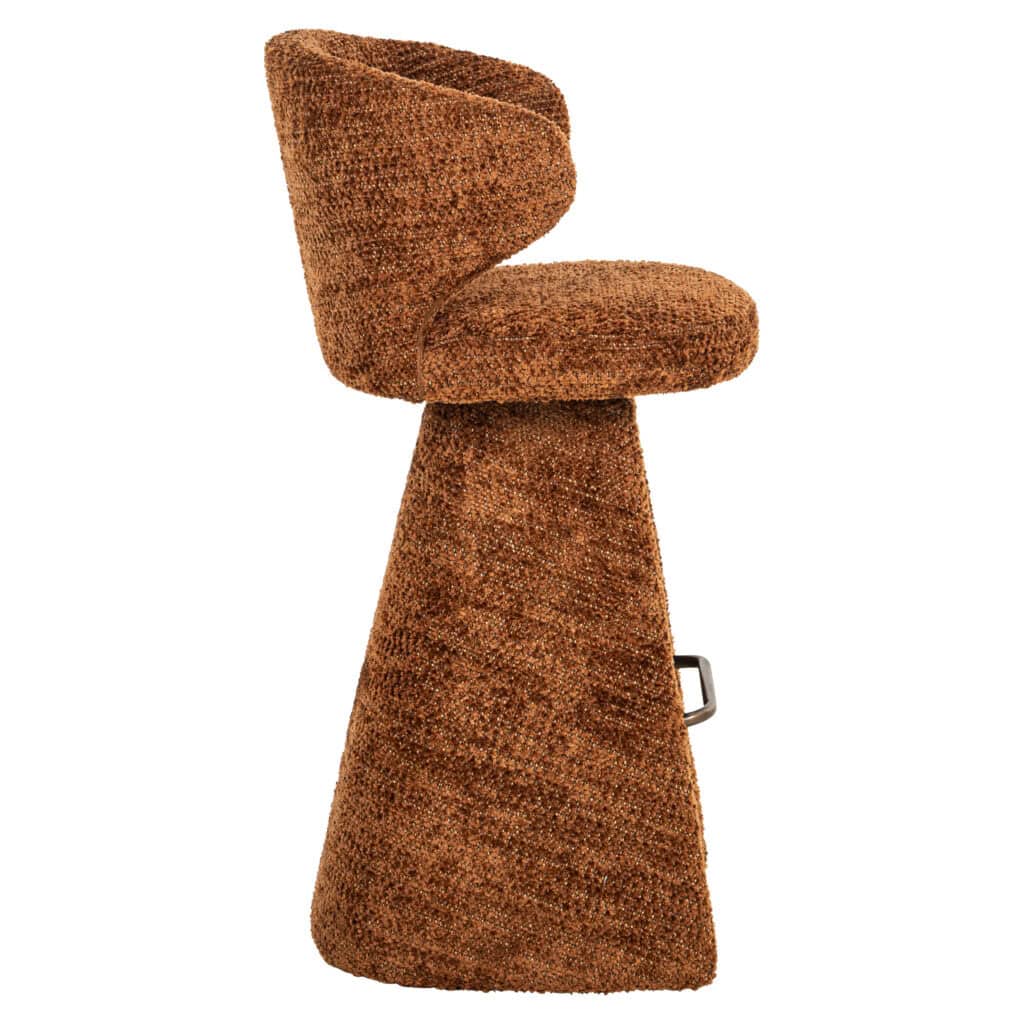 Comfortabele gestoffeerde stoel met warme bruine bekleding voor modern interieur.