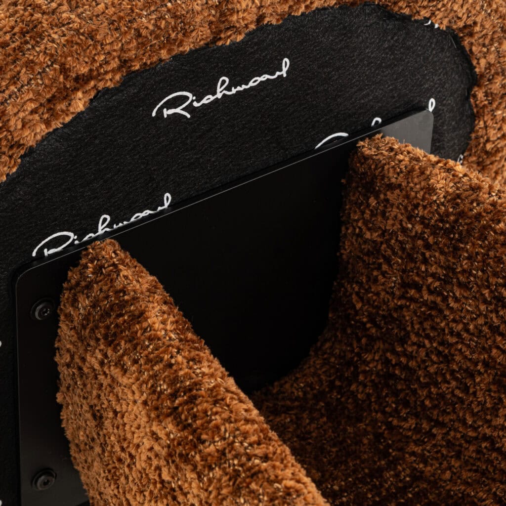 Nahaufnahme eines weichen, braunen Teppich  Richmond Interiors .