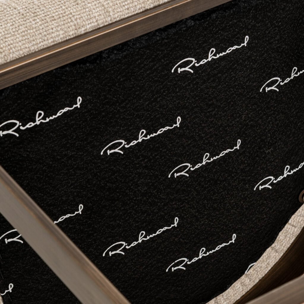 Innenseite der Schublade mit Richmond Interiors auf dem Boden.