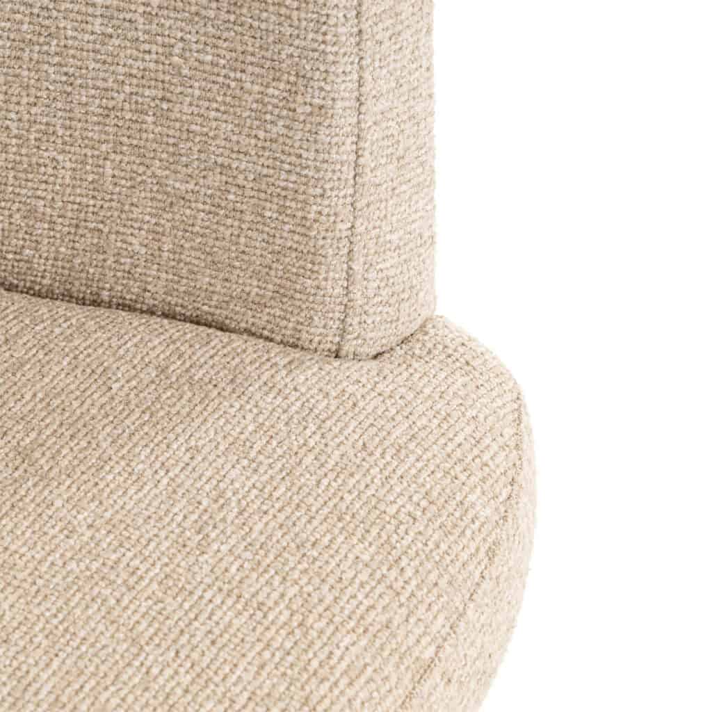 Dichtbijzicht van een beige gestoffeerde bank met textuur.