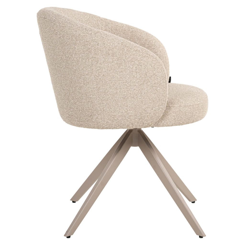 Beige lounge stoel met houten pootjes, modern design, comfortabele zit.