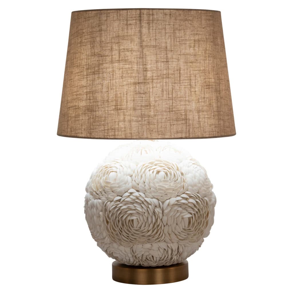 Weiße Tischlampe mit Blumenverzierung und beigem Lampenschirm.