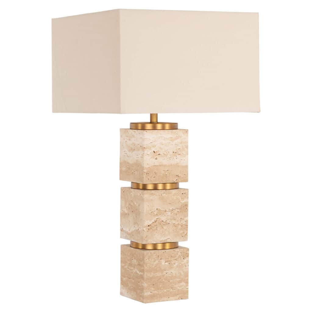 Moderne beige Tischlampe mit vier Blöcken und weißem Lampenschirm.