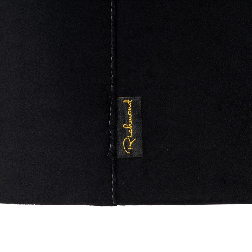 Close-up van de zwarte lampenkap Jaylinn met Richmond Interiors label.