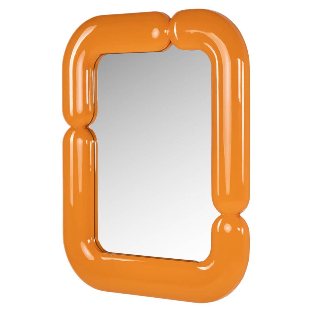 Moderne oranje spiegel met unieke vorm, perfect voor interieurdecoratie.