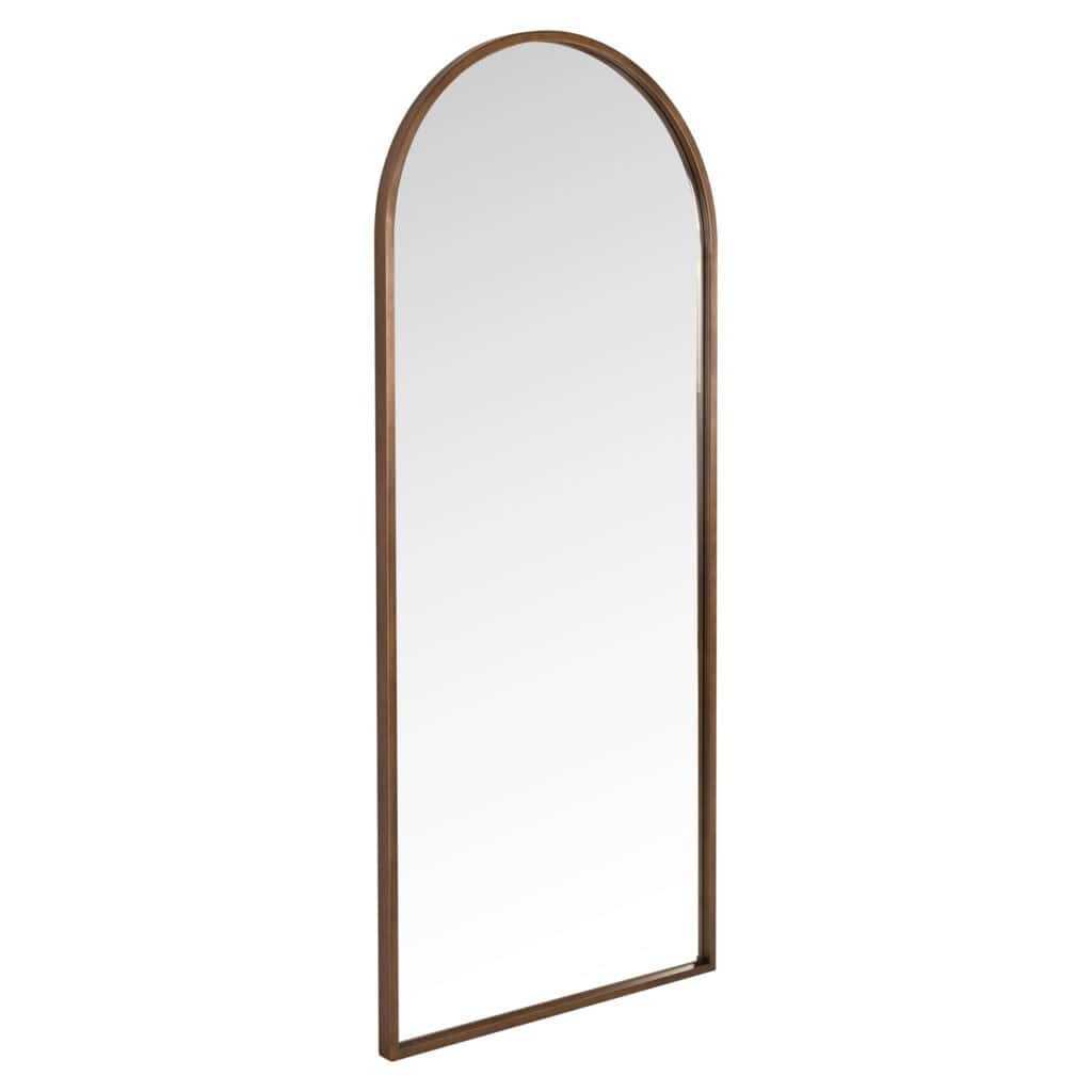 Elegante, langwerpige spiegel met brushed goud afwerking en houten rand.