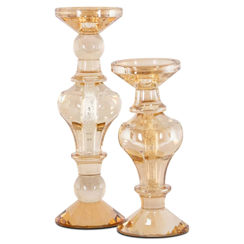 Grote amberkleurige kandelaars van glas voor interieurdecoratie.