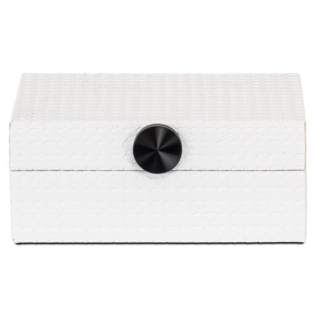 Kleine witte opbergdoos met zwarte knop voor organisatie.