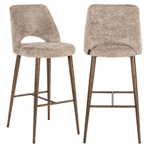 Delphine barstoel met zachte bekleding en houten poten.