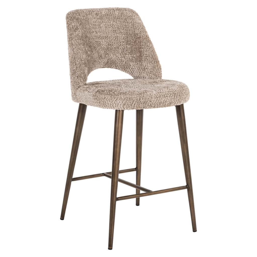 Delphine counterstoel met zachte bekleding en houten poten voor een moderne keuken.