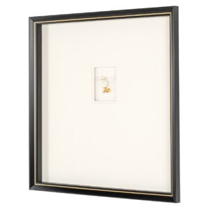 Kunstwerk met gouden sculpturen in zwart lijst, modern interieur decoratie.