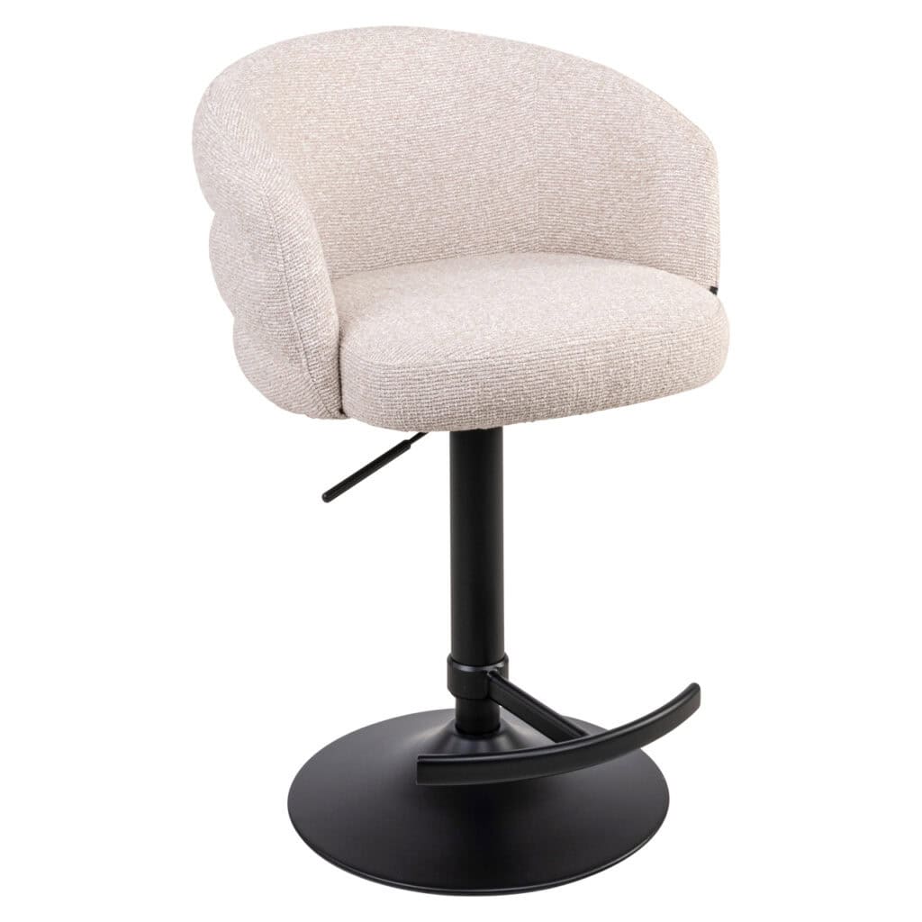 Tabouret de bar pivotant Nikki Biscotti, avec piètement noir et rembourrage confortable.