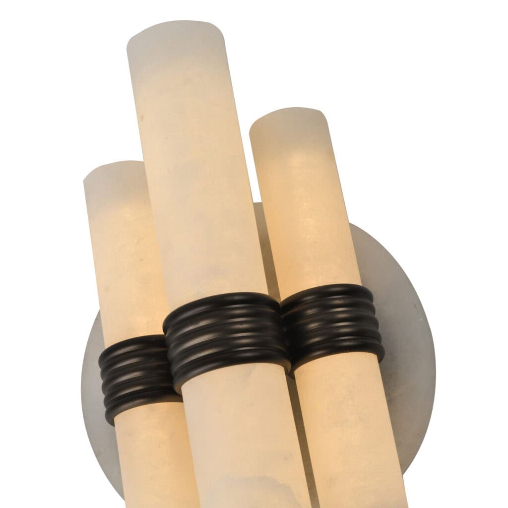 Moderne witte wandlamp Zara met drie cilindrische lampenkappen.