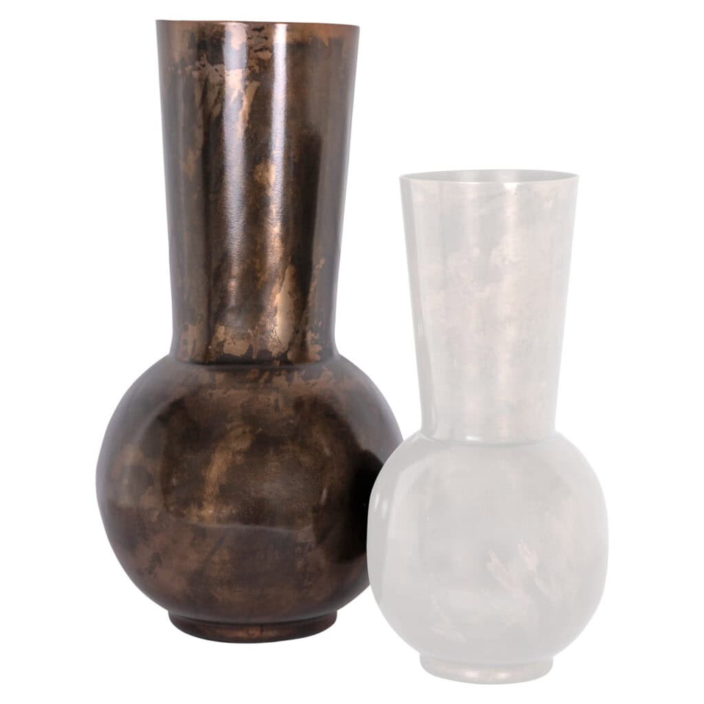 Kupferfarbene Jolise-Vase und weiße Vase zur Innendekoration.