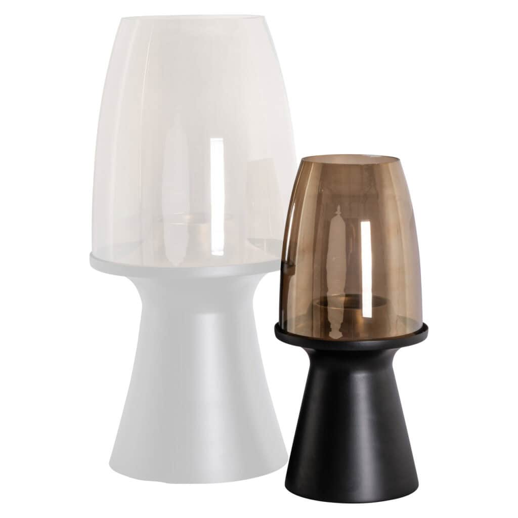 Moderne Tischlampen mit Glaslampenschirmen in Weiß und Braun, stilvolle Wohnaccessoires.