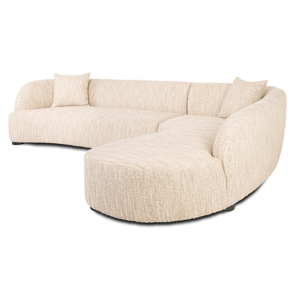 Luxe loungebank met ronde hoek en zachte beige bekleding voor modern interieur.