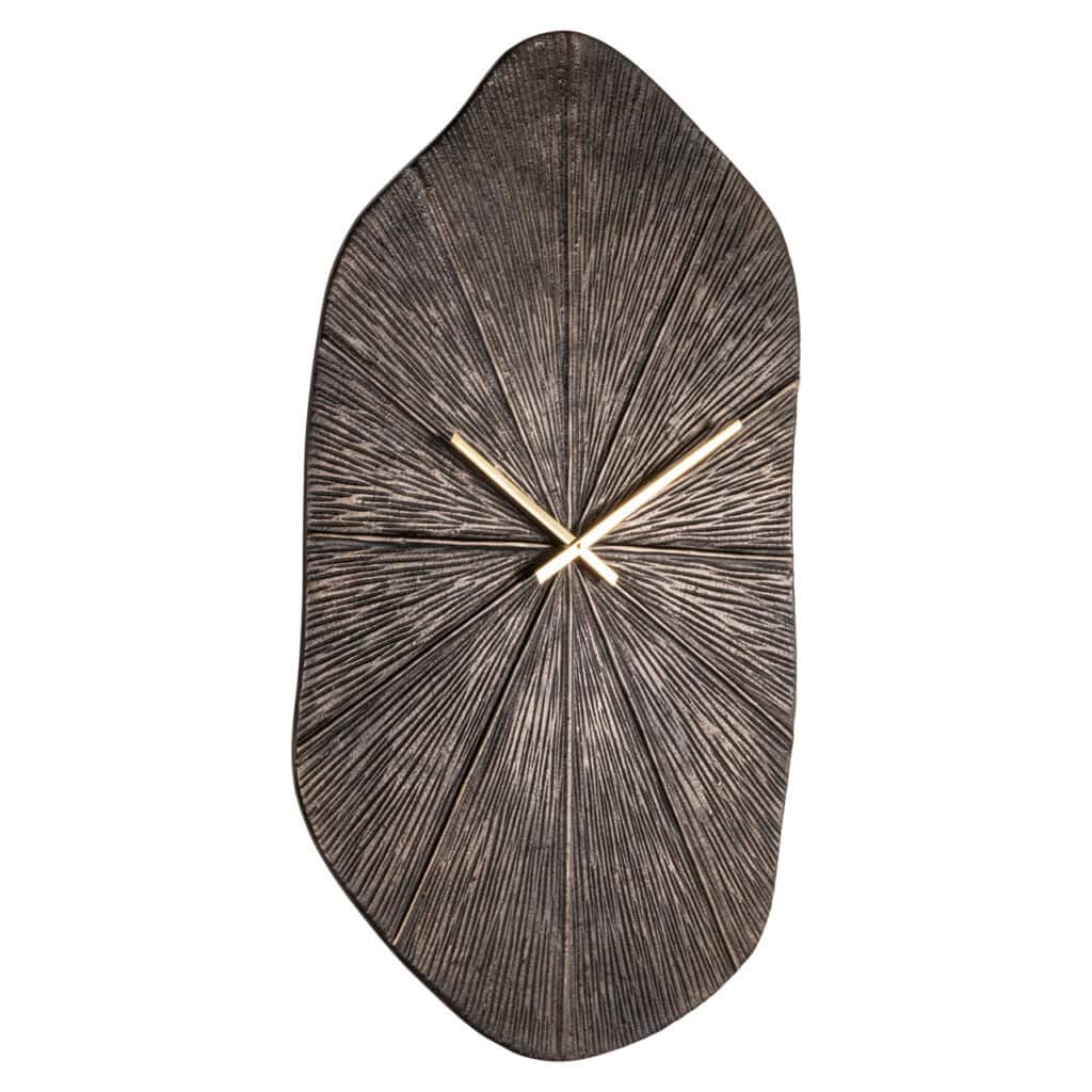 Moderne houten wandklok met goudkleurige wijzers en unieke textuur, perfect voor eigentijdse interie.