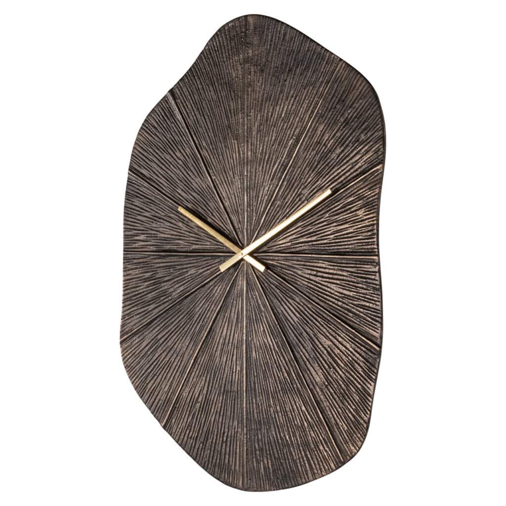 Houten wandklok met unieke, organische vorm en minimalistisch design, perfect voor moderne interieur.