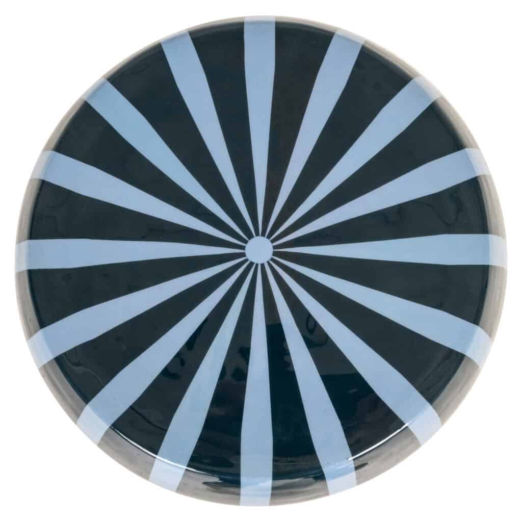 Teller mit schwarz-hellblau gestreiftem Muster, modernes Design.