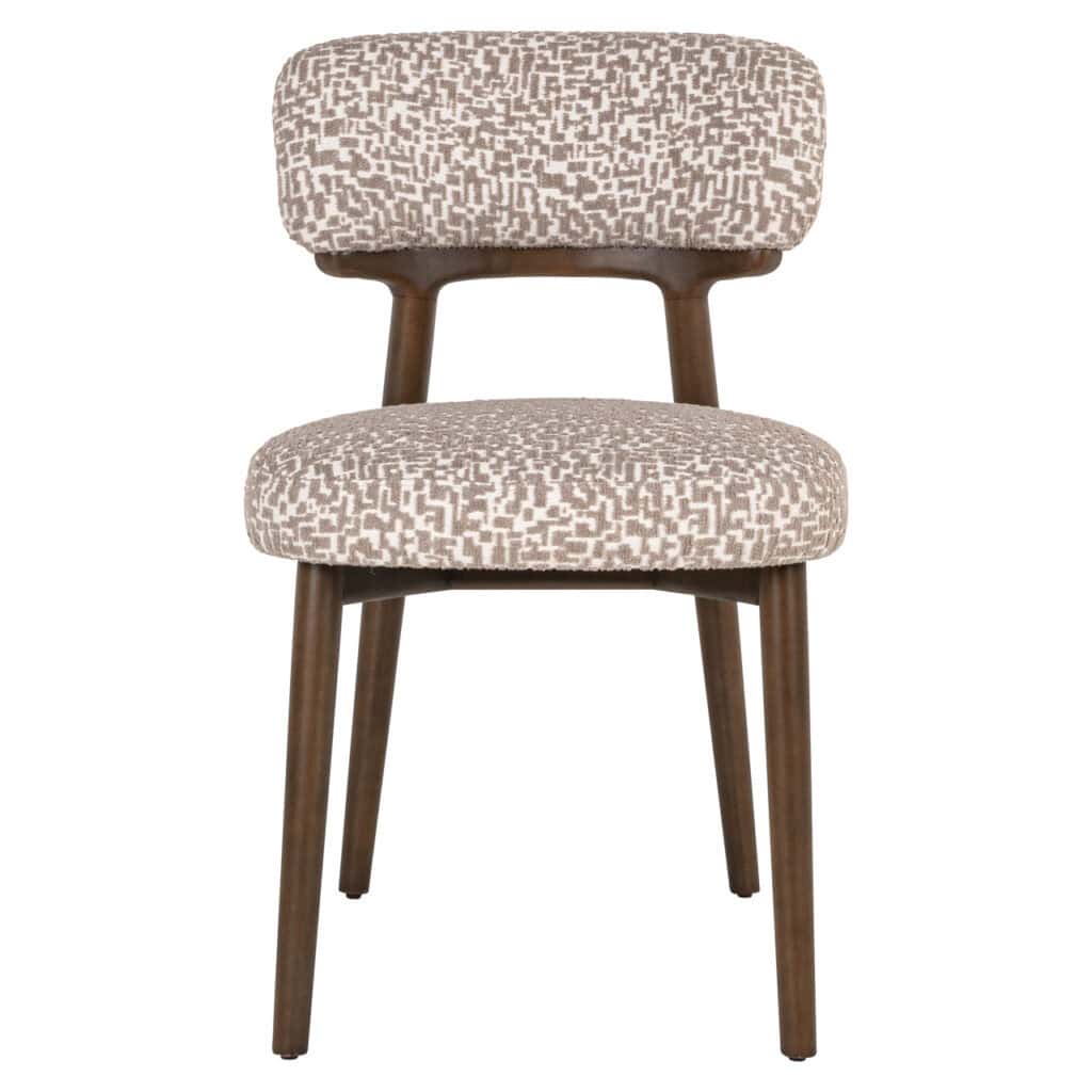 Moderne gestoffeerde eetkamerstoel met houten poten en beige patroon.