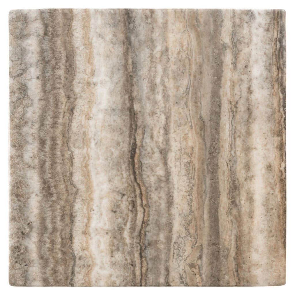 Natuursteen tegel met marmerlook, beige en bruin tinten, luxe interieuraccent.