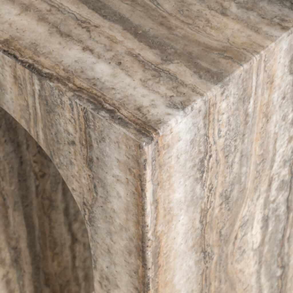 Marmeren tafelrand met natuurlijke textuur en warme aardetinten.