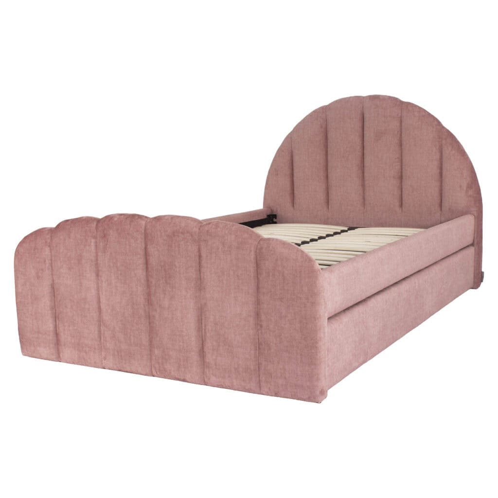 Lit en velours rose avec des détails surpiqués et un style élégant.