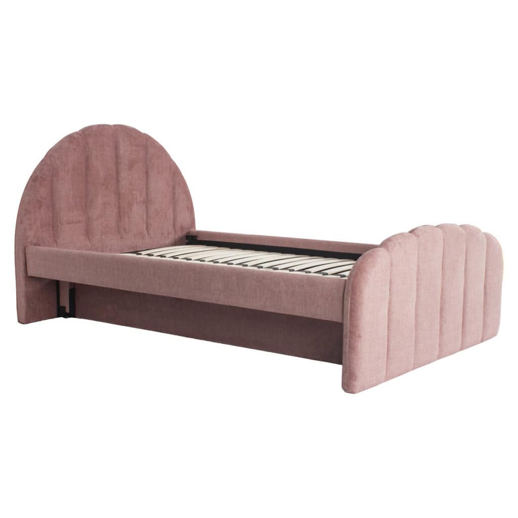 Lit en velours rose avec une tête et un pied de lit arrondis, intérieur moderne.
