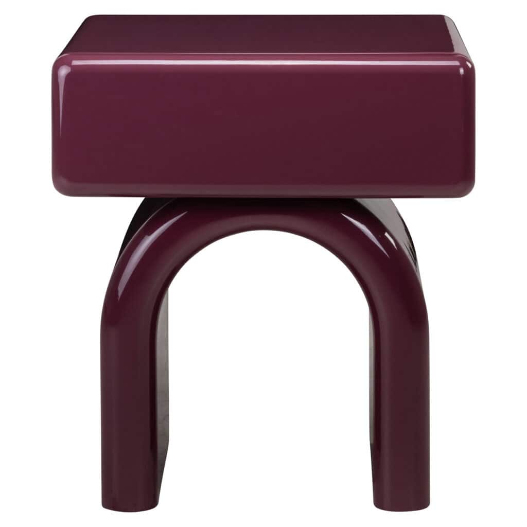 Table d'appoint moderne de couleur bordeaux, avec des pieds courbés et un plateau rectangulaire.