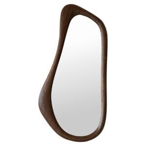 Unieke houten spiegel met organische vorm voor moderne interieurdecoratie.