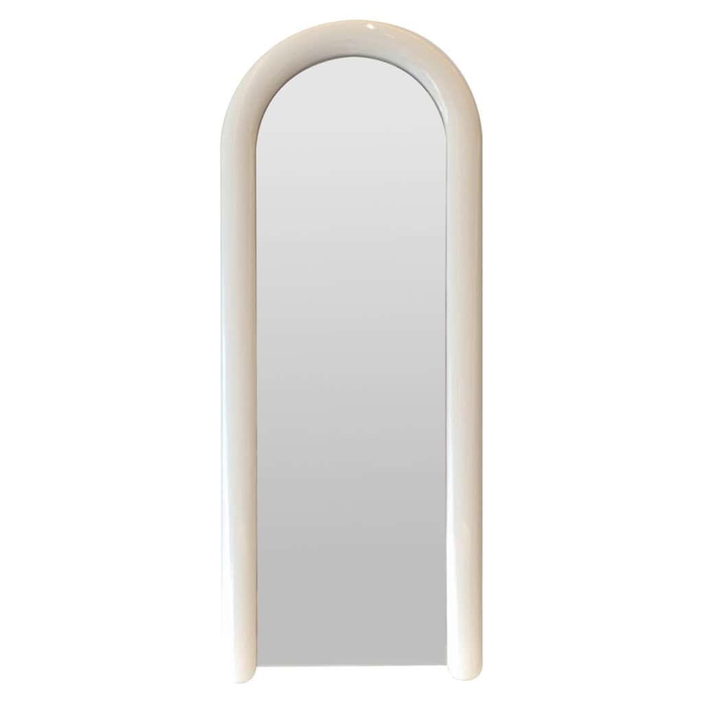 Moderne houten spiegel met afgeronde top, geschikt voor interieurdecoratie.