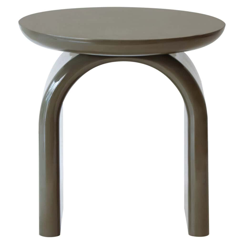 Moderne houten bijzettafel met ronde top en gebogen poten, elegant design voor interieur.