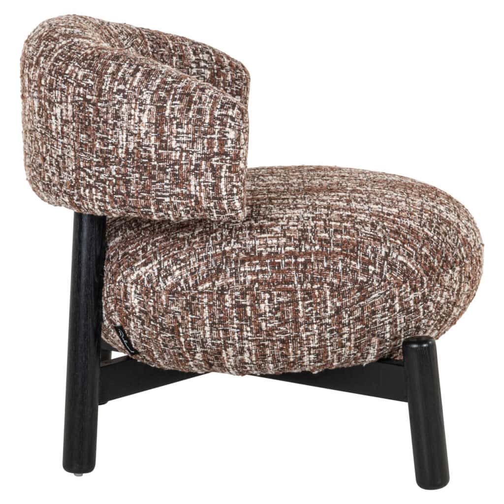 Moderner, gepolsterter Sessel mit strukturierter Oberfläche und schwarzen Holzbeinen.
