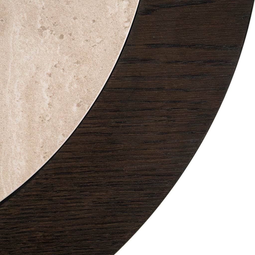 Close-up van een moderne tafel met houten en marmeren oppervlakken, perfect voor interieurdesign.