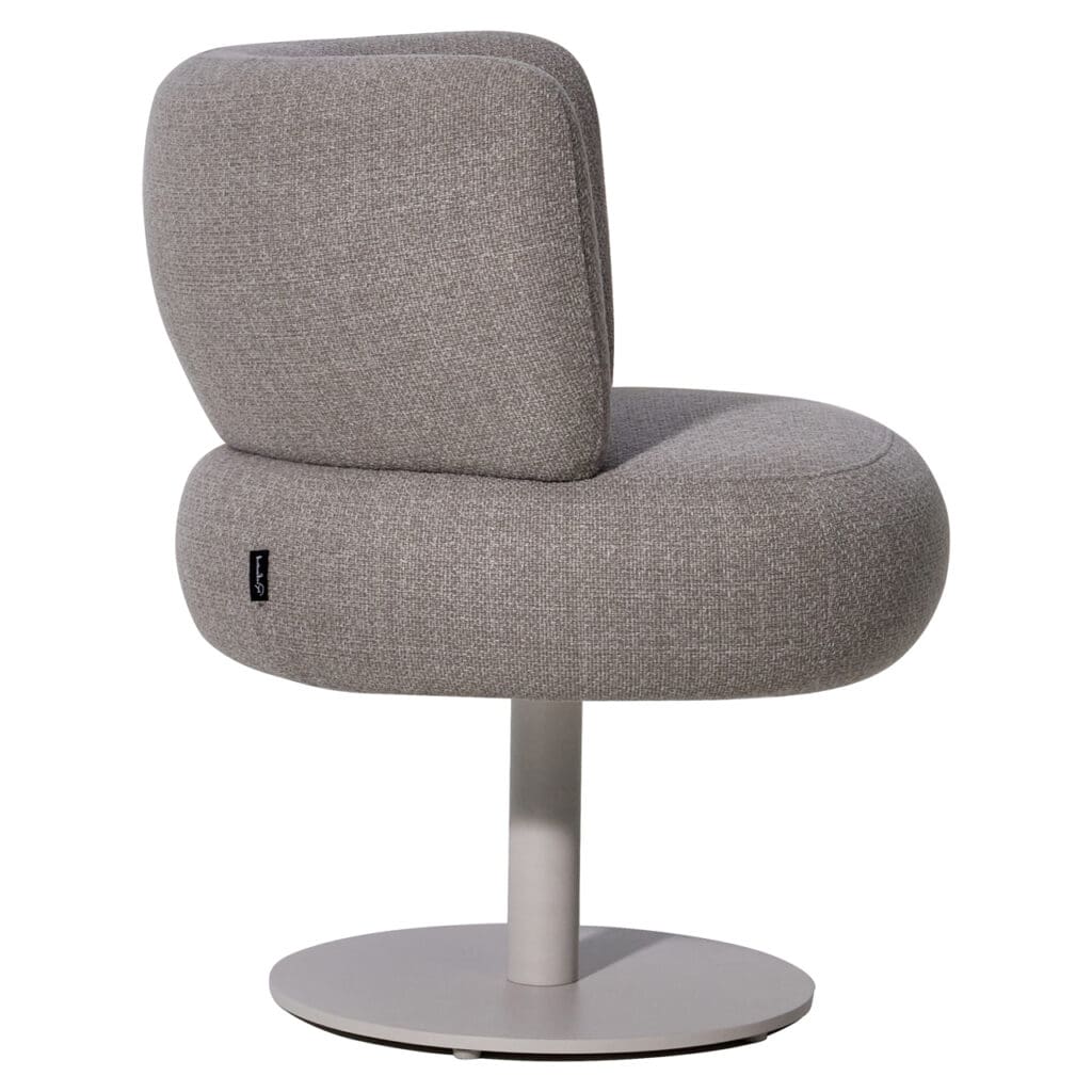 Moderne lounge stoel met comfortabele bekleding en draaibare basis, perfect voor stijlvolle interieu.