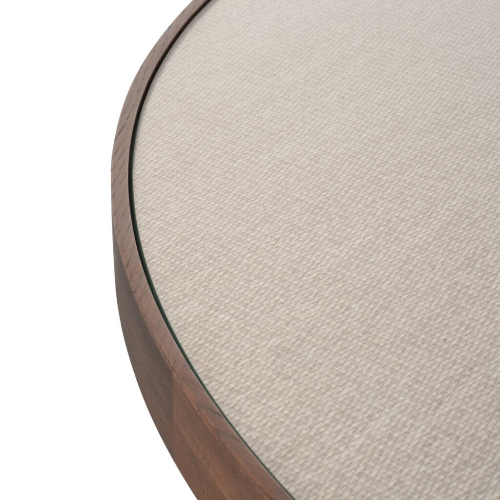 Moderne houten salontafel met glazen blad en ronde vorm.