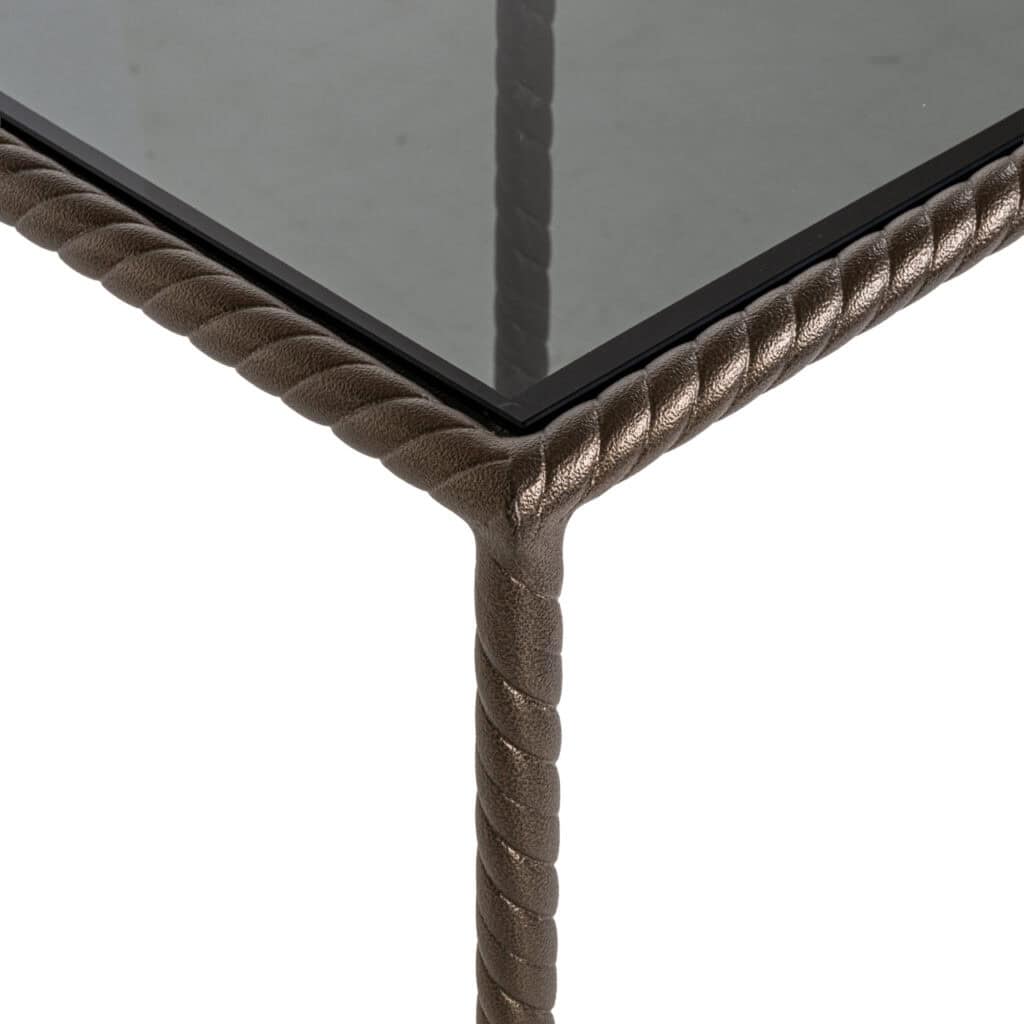 Moderne salontafel met glazen blad en metalen frame, perfect voor stijlvolle woonruimtes.