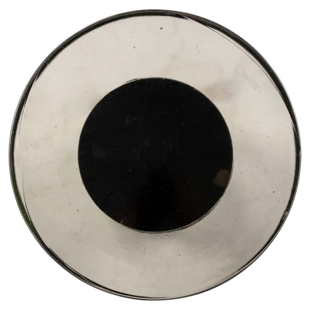 Modern zwart-wit kunstobject met cirkelvorm, minimalistisch design.