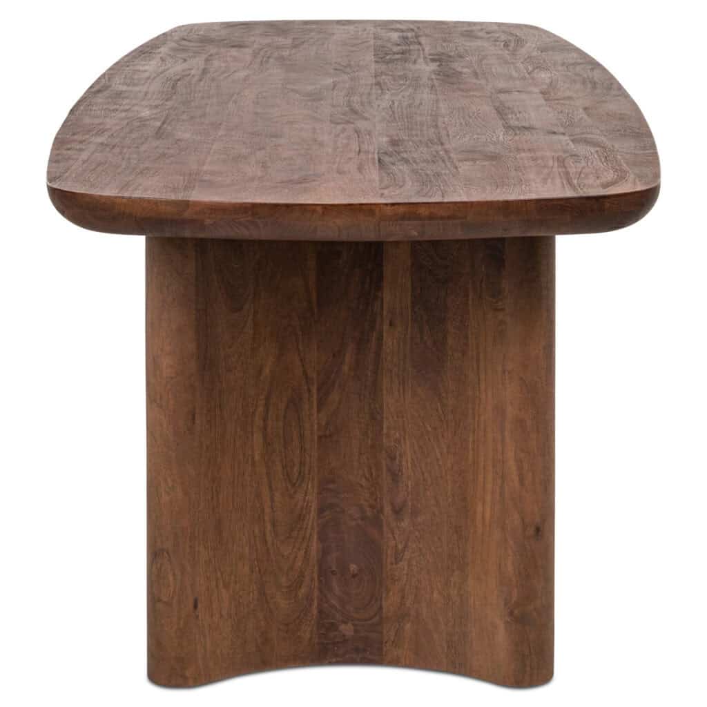 Houten eettafel met afgeronde hoeken, perfect voor moderne interieurs.