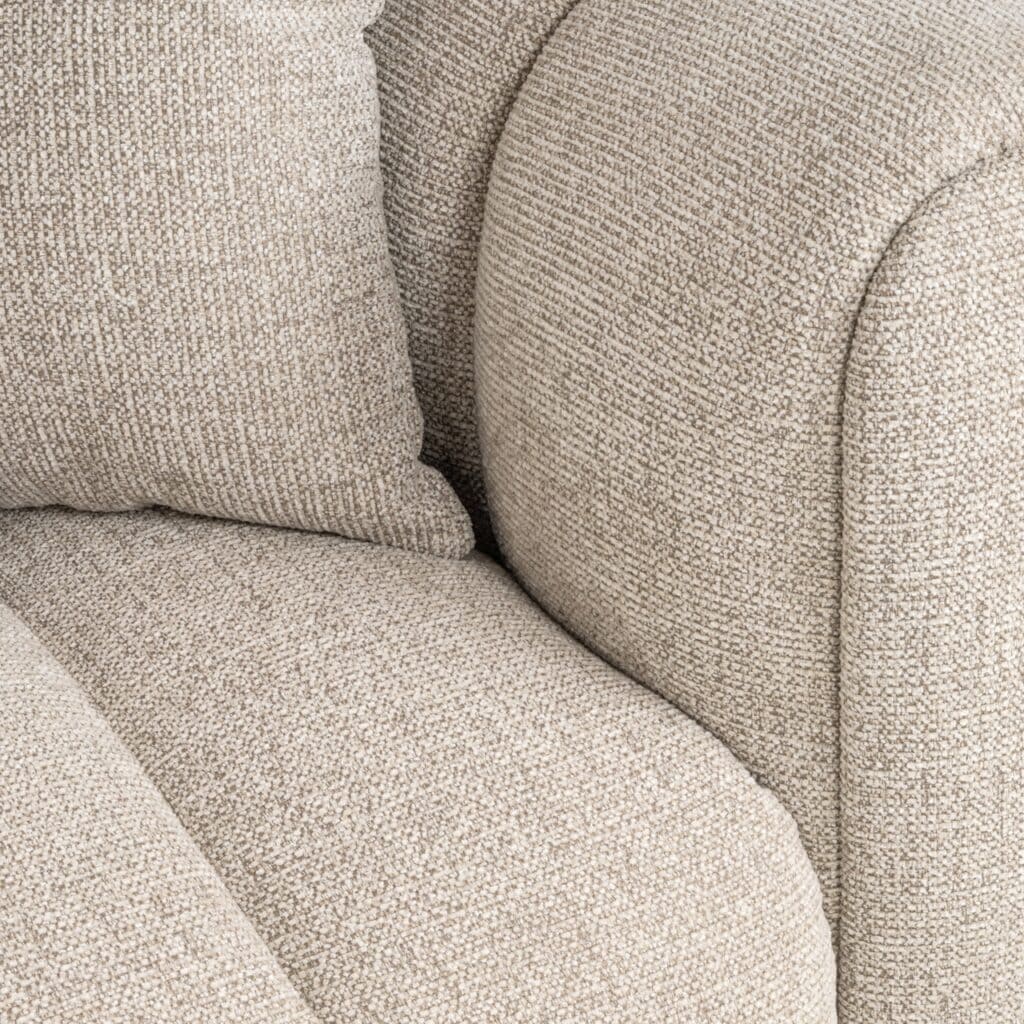 Comfortabele stoffen bank in beige met zachte textuur, perfect voor modern interieur.