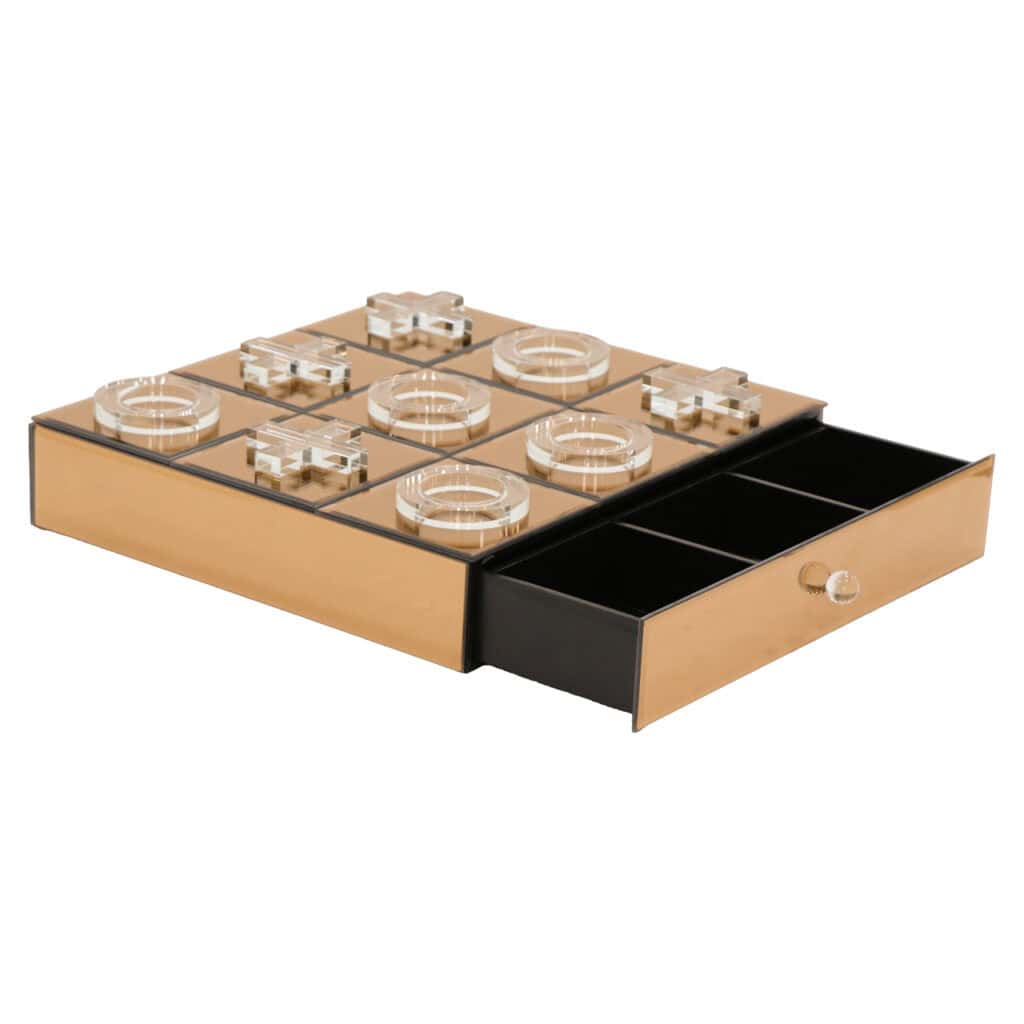 Élégant jeu d'échecs aux détails dorés et noirs, idéal pour la décoration d'intérieur.
