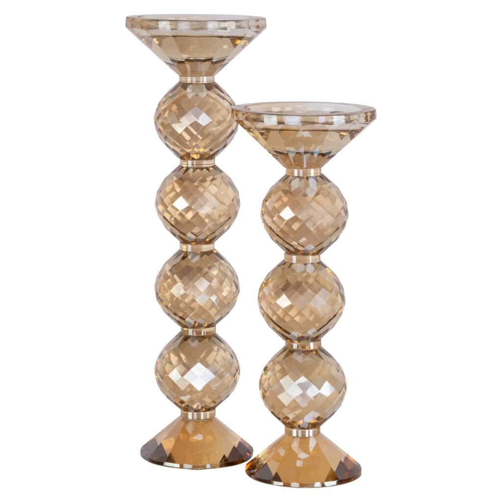 Luxe glazen kandelaars met faceted details voor stijlvolle interieurdecoratie.