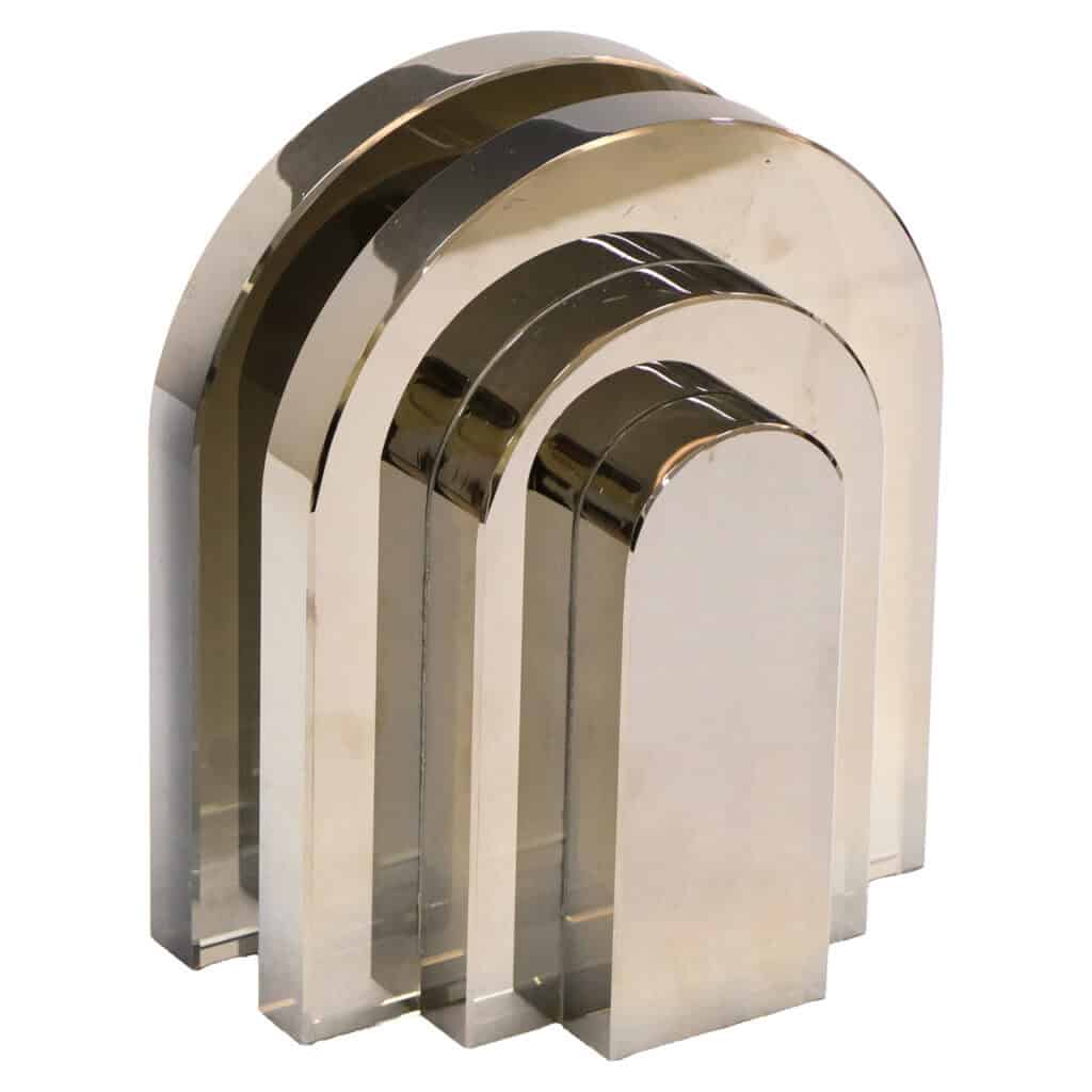 Set aus drei goldenen Metall-Dekorationsobjekten in verschiedenen Größen.