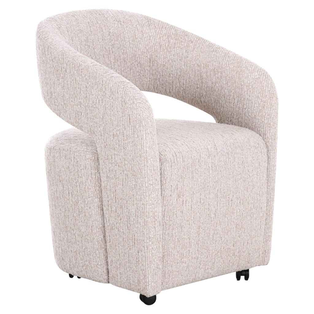 Moderne beige gestoffeerde fauteuil met ronde rug en armleuningen.