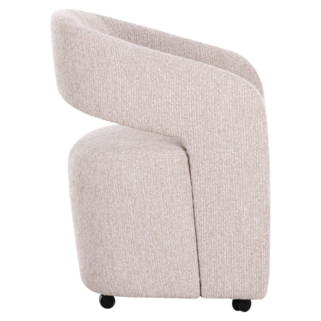 Moderne beige fauteuil met zachte bekleding en wieltjes, perfect voor stijlvolle woonruimtes.