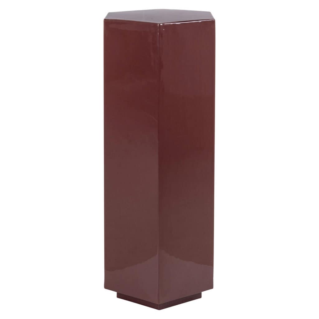 Schlichter, weinroter Schrank glänzender Oberfläche für modernes Innendesign.