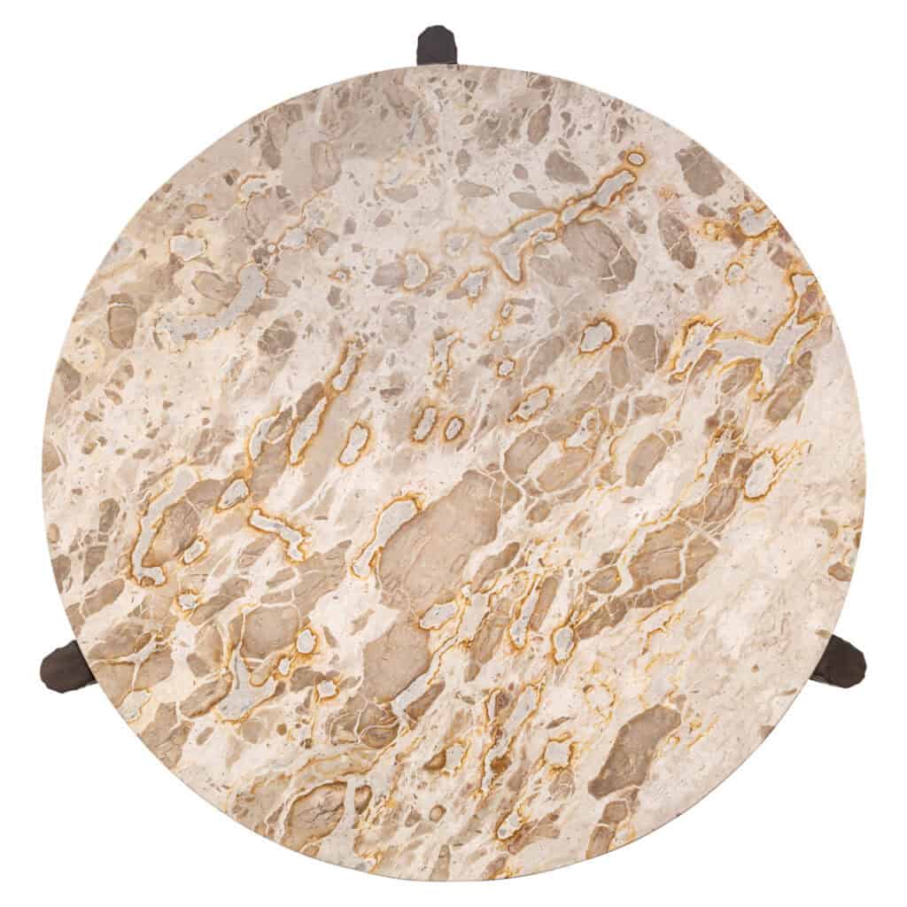 Marmeren bijzettafel met gouden details, elegant design voor modern interieur.